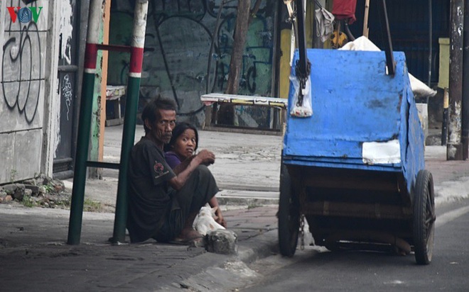 Dịch Covid-19 thổi bay thành tựu xoá đói giảm nghèo của Indonesia - Ảnh 2.