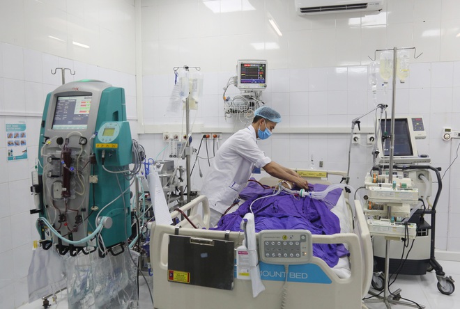 Sau đi mưa, tưởng c&uacute;m thường, người đ&agrave;n &ocirc;ng phải cứu bằng ECMO - Ảnh 1.