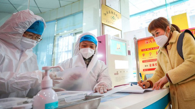 B&agrave;i học đắt gi&aacute; khi nhiều h&igrave;nh mẫu chống Covid-19 nới lỏng hạn chế qu&aacute; sớm - Ảnh 1.
