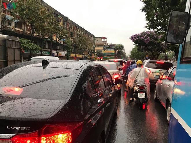 Phụ huynh, học sinh đội mưa tới lớp trong đặc sản tắc đường Hà Nội  - Ảnh 6.