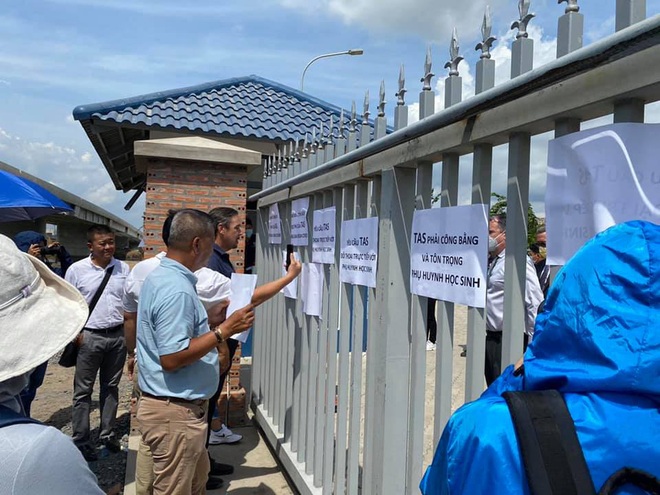 3 tháng nghỉ học vì dịch phải đóng hơn 200 triệu đồng, phụ huynh đội nắng đến trường Quốc tế Mỹ phản ánh nhưng chỉ được đối thoại vài câu qua cổng sắt - Ảnh 4.