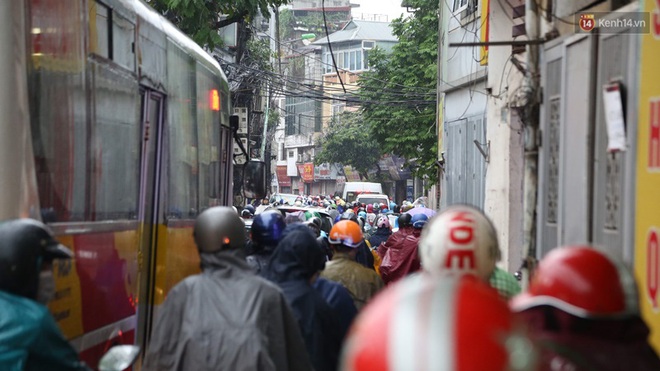 Hà Nội tắc đường kinh hoàng, người dân khổ sở đi làm trong cơn mưa lớn - Ảnh 1.