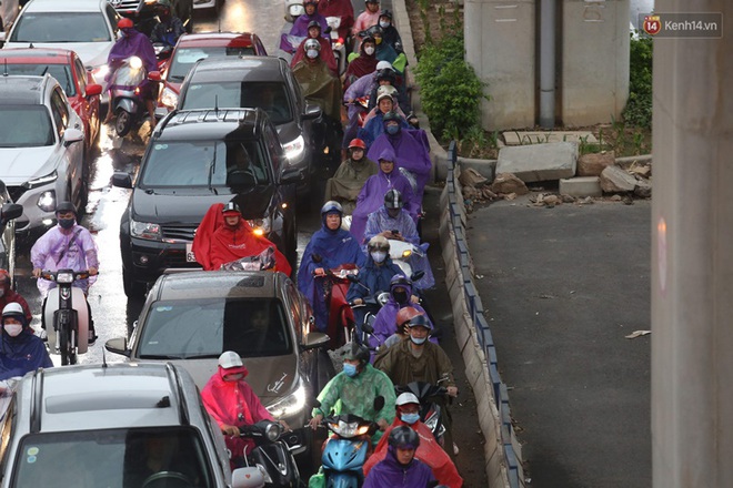 Hà Nội tắc đường kinh hoàng, người dân khổ sở đi làm trong cơn mưa lớn - Ảnh 15.