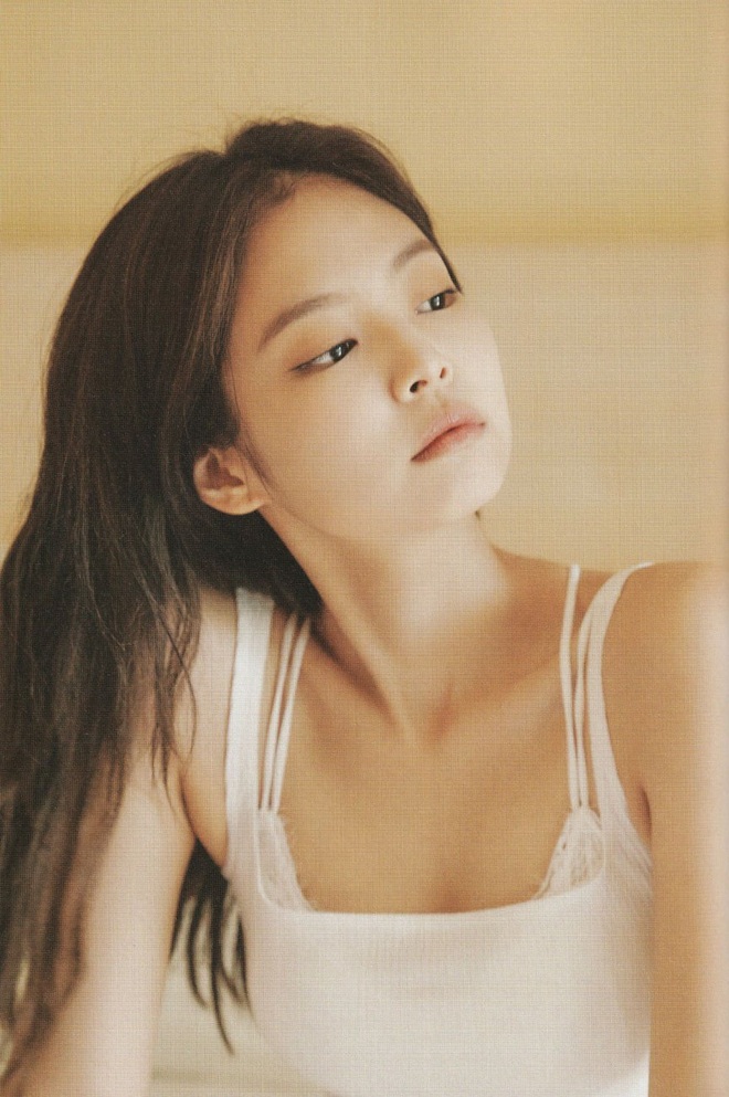 Netizen đang phát cuồng vì bộ ảnh giường chiếu của Jennie (BLACKPINK): Xinh như tiên tử, bổ mắt nhất là hình bên Rosé - Ảnh 2.