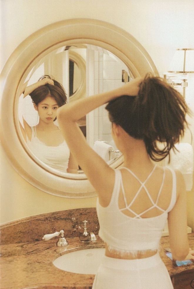 Netizen đang phát cuồng vì bộ ảnh giường chiếu của Jennie (BLACKPINK): Xinh như tiên tử, bổ mắt nhất là hình bên Rosé - Ảnh 5.