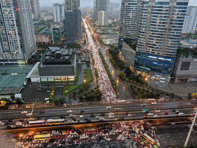 Loạt ảnh từ trên cao cho thấy đường phố Hà Nội hỗn loạn trong cơn mưa lớn vào giờ tan tầm, người dân chật vật tìm lối thoát - Ảnh 9.