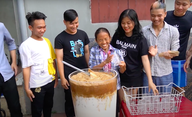 Trong khi nhiều người trẻ fail &ldquo;sấp mặt&rdquo; th&igrave; b&agrave; T&acirc;n vẫn l&agrave;m th&agrave;nh c&ocirc;ng m&oacute;n hot trend n&agrave;y, lại c&ograve;n l&agrave; size khổng lồ gấp 100 lần - Ảnh 7.