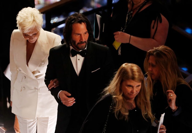 270,000 fans touched by the kindest star on the planet: People choose girlfriends, Keanu Reeves brings his biological mother to the Oscar red carpet - Photo 6.