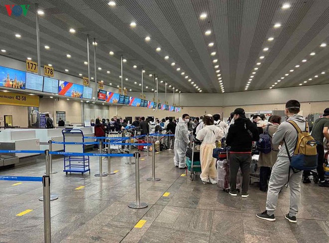 Hơn 340 công dân Việt Nam từ Nga về nước hạ cánh ở sân bay Vân Đồn - Ảnh 1.