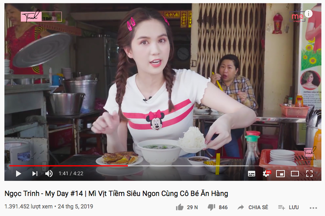 3 tháng nghỉ dịch Ngọc Trinh mới được ghé lại hàng mì “tủ”, chủ quán vừa gặp phát đã có ngay một hành động khiến ai cũng bất ngờ - Ảnh 1.