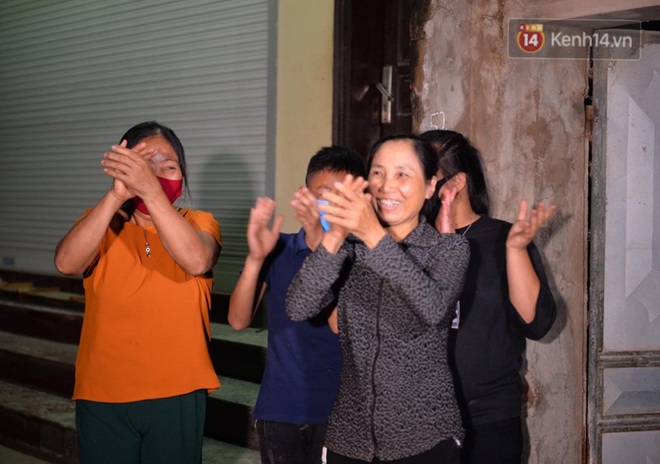 Ảnh, clip: Người dân thôn Đông Cứu phấn khởi trong đêm dỡ cách ly, Hà Nội không còn ổ dịch Covid-19 - Ảnh 3.