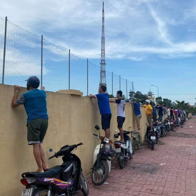 CĐV Nam Định ngồi vắt vẻo trên hàng rào xem đội nhà đánh tennis sau gần 2 tháng đói bóng đá - Ảnh 2.