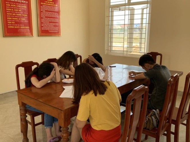 Quảng B&igrave;nh: Bắt quả tang 4 đ&ocirc;i nam nữ đi t&agrave;u nhanh tại khu Ma Cao với gi&aacute; 300.000 đồng/lượt - Ảnh 2.