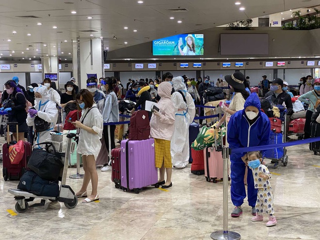 Chuyến bay đưa gần 200 người Việt từ Philippines về hạ c&aacute;nh tại Cần Thơ  - Ảnh 2.