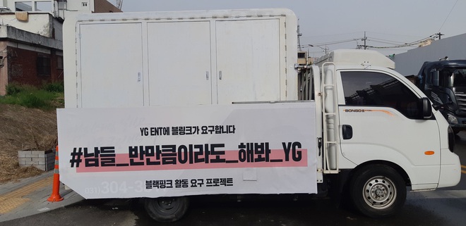 Fan BLACKPINK lại “uy hiếp” YG trước thềm comeback: Cho xe tải diễu quanh trụ sở, đòi công ty thực hiện tới 12 “yêu sách” - Ảnh 1.