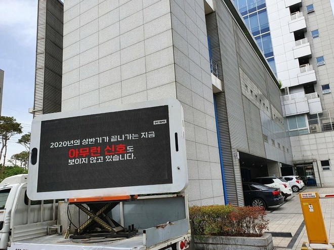 Fan BLACKPINK lại “uy hiếp” YG trước thềm comeback: Cho xe tải diễu quanh trụ sở, đòi công ty thực hiện tới 12 “yêu sách” - Ảnh 2.