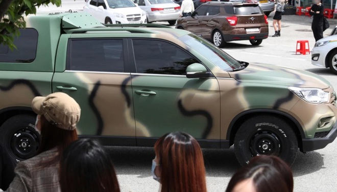 Tranh c&atilde;i nảy lửa: Thủ lĩnh Suho (EXO) vừa nhập ngũ đ&atilde; d&iacute;nh nghi &aacute;n biệt đ&atilde;i, netizen soi bằng chứng từ 1 chiếc xe - Ảnh 5.