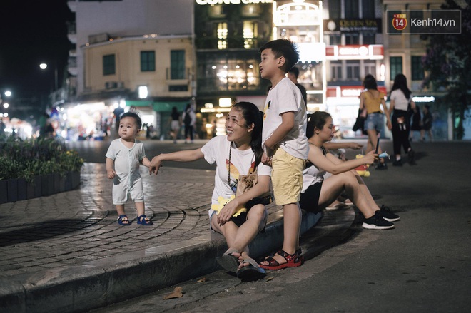 Dân tình phấn khởi kéo nhau lên phố đi bộ hồ Gươm sau hơn 3 tháng phải tạm dừng vì dịch Covid-19 - Ảnh 5.