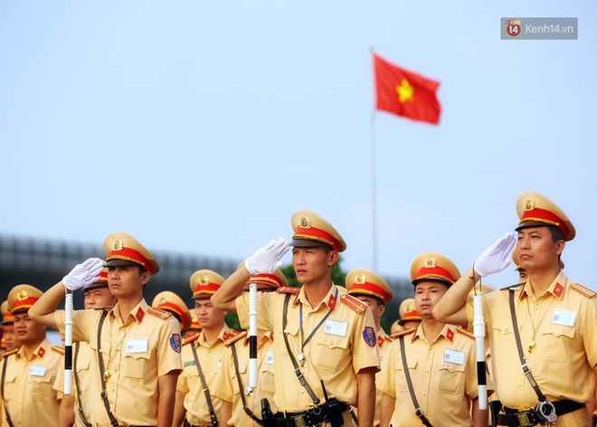 Ngày đầu CSGT tổng kiểm soát, dừng xe kiểm tra giấy tờ: Nhiều phương tiện bị xử lý  - Ảnh 2.