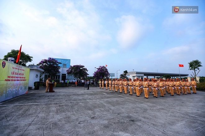 Ngày đầu CSGT tổng kiểm soát, dừng xe kiểm tra giấy tờ: Nhiều phương tiện bị xử lý  - Ảnh 1.