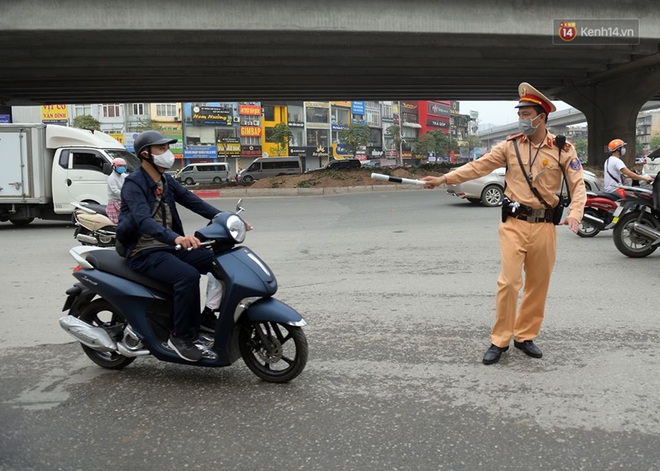 Ngày đầu CSGT tổng kiểm soát, dừng xe kiểm tra giấy tờ: Nhiều phương tiện bị xử lý  - Ảnh 4.