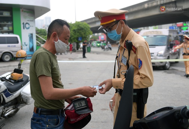 Ngày đầu CSGT tổng kiểm soát, dừng xe kiểm tra giấy tờ: Nhiều phương tiện bị xử lý  - Ảnh 5.