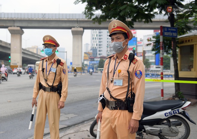 Ngày đầu CSGT tổng kiểm soát, dừng xe kiểm tra giấy tờ: Nhiều phương tiện bị xử lý  - Ảnh 3.