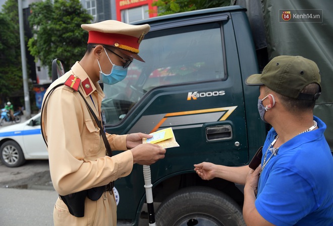 Ngày đầu CSGT tổng kiểm soát, dừng xe kiểm tra giấy tờ: Nhiều phương tiện bị xử lý  - Ảnh 7.