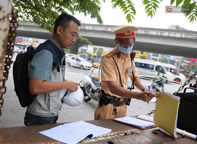 Ngày đầu CSGT tổng kiểm soát, dừng xe kiểm tra giấy tờ: Nhiều phương tiện bị xử lý  - Ảnh 8.