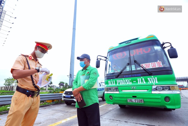 Ngày đầu CSGT tổng kiểm soát, dừng xe kiểm tra giấy tờ: Nhiều phương tiện bị xử lý  - Ảnh 13.