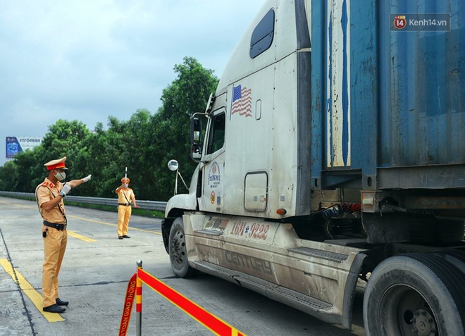 Ngày đầu CSGT tổng kiểm soát, dừng xe kiểm tra giấy tờ: Nhiều phương tiện bị xử lý  - Ảnh 9.