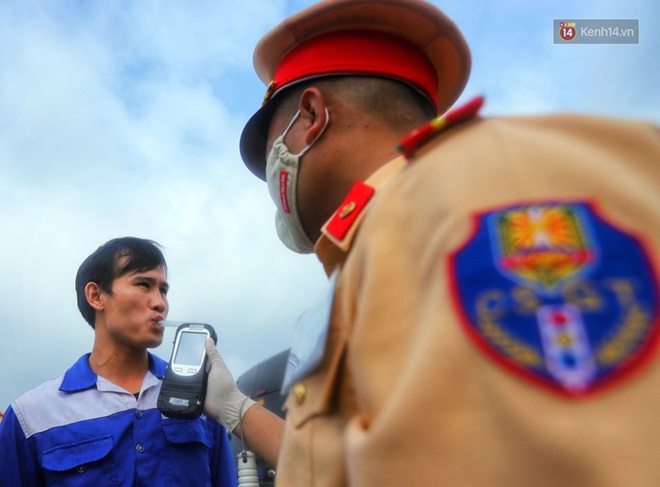 Ngày đầu CSGT tổng kiểm soát, dừng xe kiểm tra giấy tờ: Nhiều phương tiện bị xử lý  - Ảnh 10.