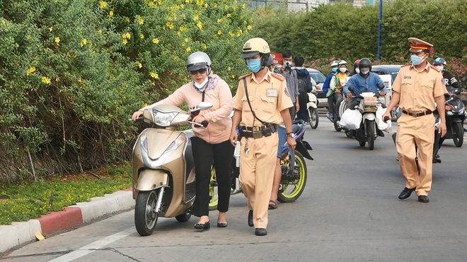 CSGT TP.HCM ra quân kiểm tra phương tiện bất kỳ, nhiều người ngỡ ngàng hỏi lại: “Tôi có đi sai gì đâu mà bắt dừng…?” - Ảnh 4.