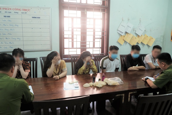 Sử dụng ma t&uacute;y tại qu&aacute;n bar chưa đủ ph&ecirc;, 3 hot girl tiếp tục rủ bạn trai về căn hộ cao cấp mở động lắc - Ảnh 1.