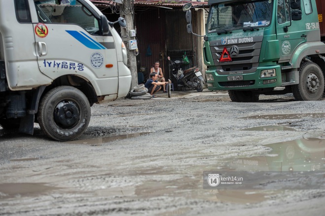 Nhìn từ trên cao con đường đau khổ nhất Hà Nội: 650m có gần 100 ổ khủng long, xe container ngày đêm cày nát - Ảnh 21.