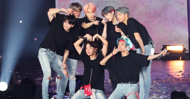 Sợ sập sân khấu, staff của BTS không quản nguy hiểm dùng tay để chống đỡ bảo vệ các chàng trai - Ảnh 1.