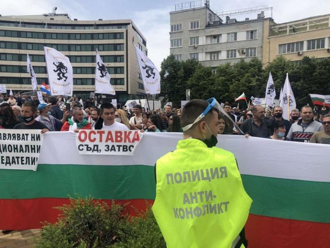 Gần 2.000 người biểu tình ở thủ đô của Bulgaria phản đối lệnh hạn chế - Ảnh 1.