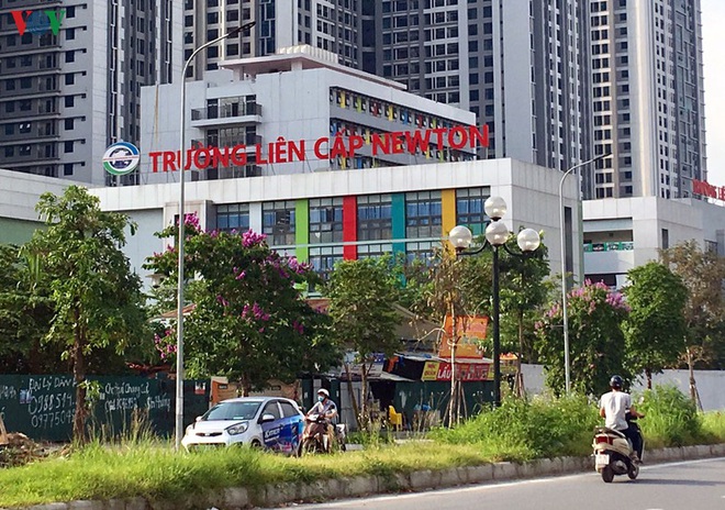 Chưa hết năm học, trường đã thông báo đóng phí giữ chỗ năm sau - Ảnh 1.