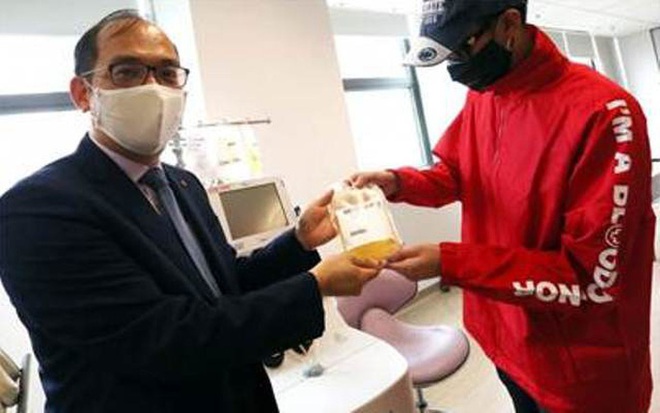 Hồng Kông: Huyết tương người sống sót giết 99% virus gây Covid-19  - Ảnh 1.
