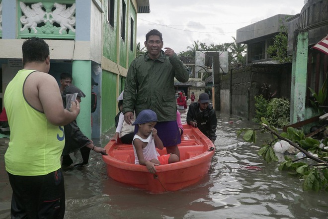 Bão Vongfong tàn phá nặng nề nhiều thị trấn của Philippines  - Ảnh 2.