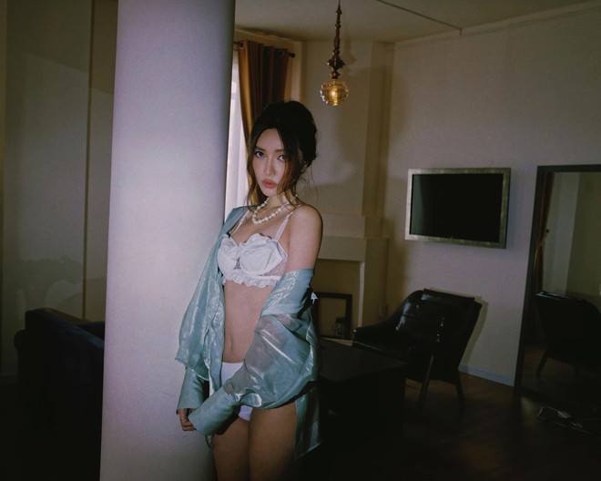 Kiểu &aacute;o sơ mi đang khiến mỹ nh&acirc;n Vbiz m&ecirc; mẩn: Muốn sang chảnh hay sexy đều đủ cả, c&aacute;c chị em c&ograve;n chờ g&igrave; m&agrave; kh&ocirc;ng tậu ngay - Ảnh 9.