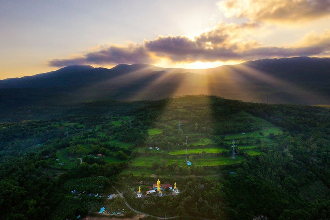 Trong khoảnh khắc bạn sẽ giật mình vì... không nhận ra đây là Việt Nam: Nhìn từ trên cao nước mình có những khung cảnh “lạ lẫm” thế này ư? - Ảnh 5.