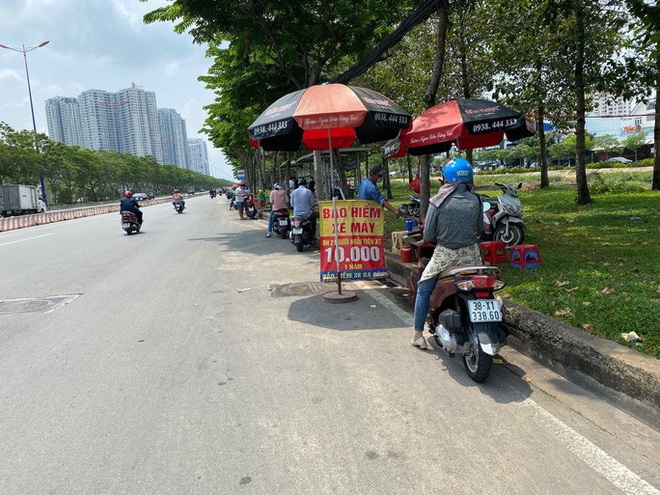 Nhiều người nháo nhào tìm mua bảo hiểm xe máy, điểm bán trên lề đường mọc lên như nấm - Ảnh 1.