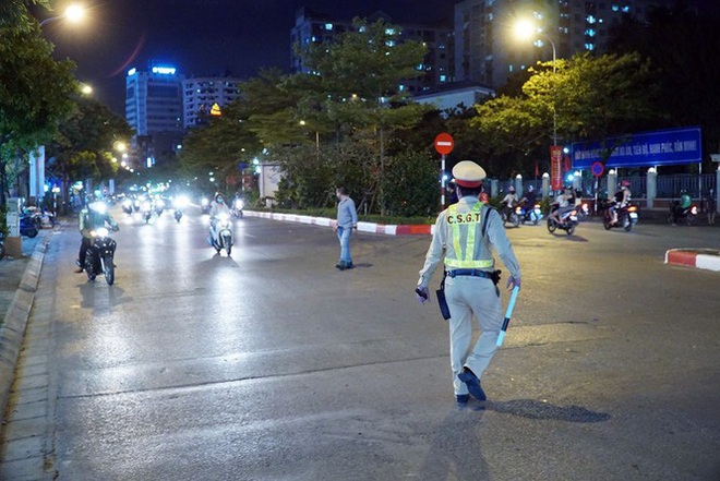 Uống 20 cốc bia khi chờ sếp, tài xế ở Hà Nội bị phạt hàng chục triệu đồng - Ảnh 1.