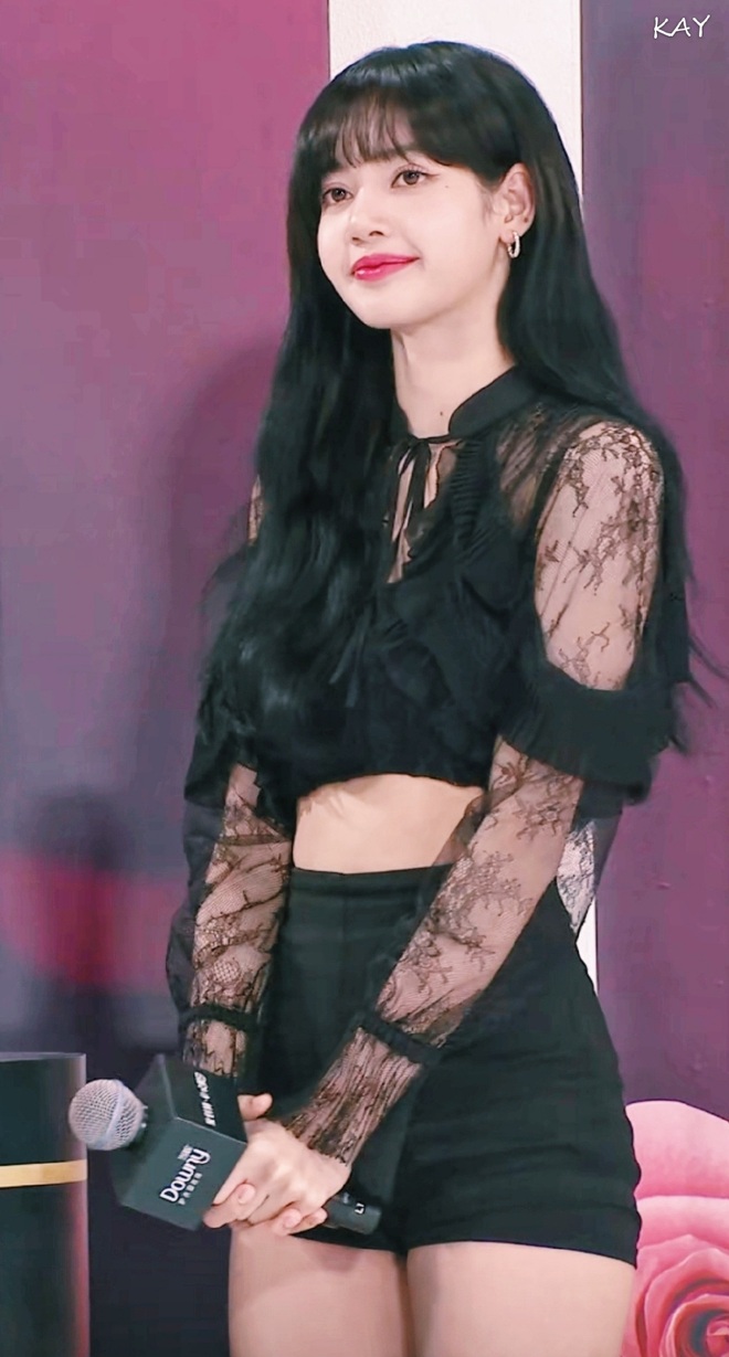 Lisa g&acirc;y b&atilde;o Weibo với m&agrave;n xuất hiện đẳng cấp tại sự kiện: Tỷ lệ body qu&aacute; ho&agrave;n mỹ, visual đẹp bất chấp livestream mờ - Ảnh 3.