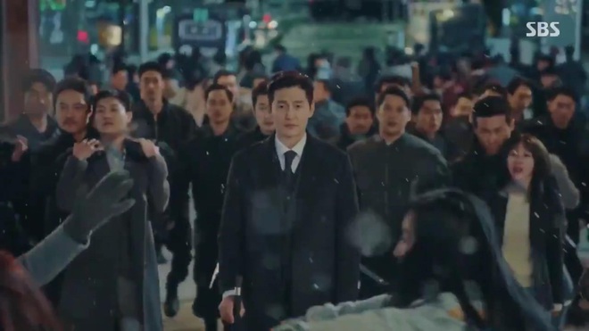 Quân Vương Bất Diệt tập 10: Liều mình chắn đạn cho bệ hạ Lee Gon, Eun Seob ngã lăn bất tỉnh trong sự hoảng loạn của đội cận vệ - Ảnh 1.