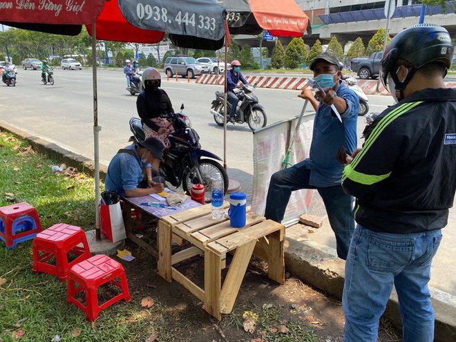 Nhiều người nháo nhào tìm mua bảo hiểm xe máy, điểm bán trên lề đường mọc lên như nấm - Ảnh 3.