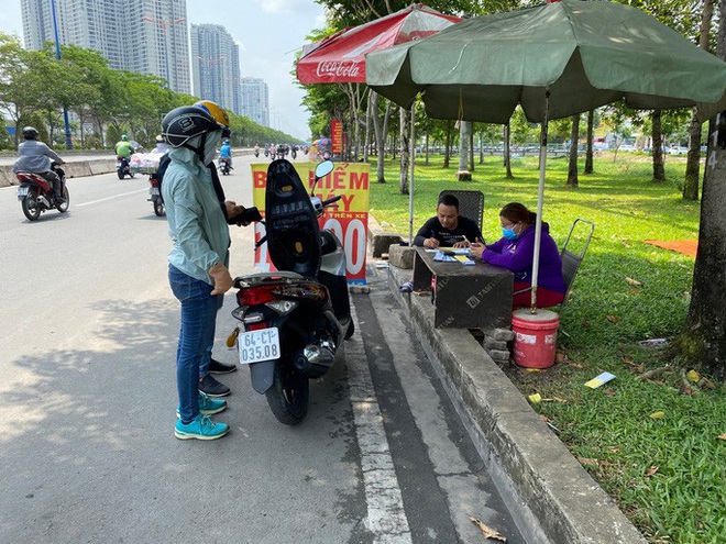 Nhiều người nháo nhào tìm mua bảo hiểm xe máy, điểm bán trên lề đường mọc lên như nấm - Ảnh 4.