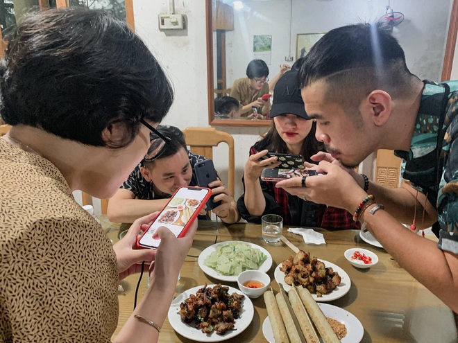 Bộ ảnh phơi b&agrave;y sự thật trần trụi về những lần du lịch nh&oacute;m m&agrave; gần như hội bạn n&agrave;o cũng vậy! - Ảnh 4.
