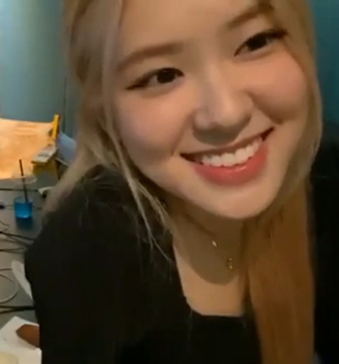 Rosé (BLACKPINK) livestream nửa đêm đàn hát từ OST Reply 1988 đến bản hit của Cold Play làm fan dậy sóng, còn bắt gặp cả Hiền Hồ vào thả tim - Ảnh 2.